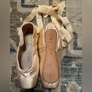 ‘Aspiration’ pointe shoes by Bloch - 5 B